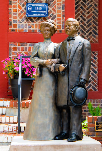 Statue of Sunday couple in front of the Carnegie Library.